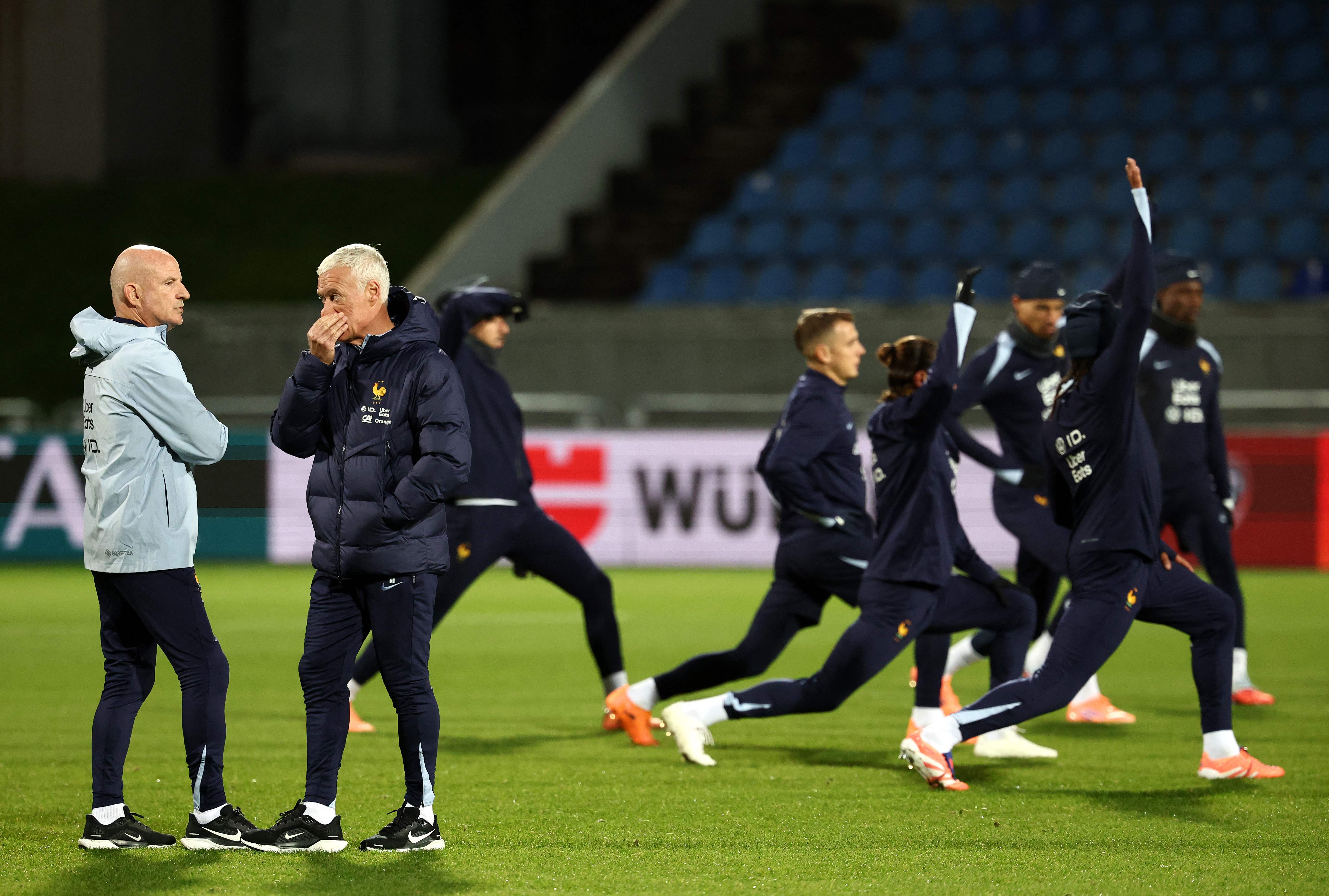 爱游戏下载-刚刚！利物浦球迷欢呼窗口期巴黎圣日耳曼调整名单以备亚冠，浙江队临场应变备战葡超