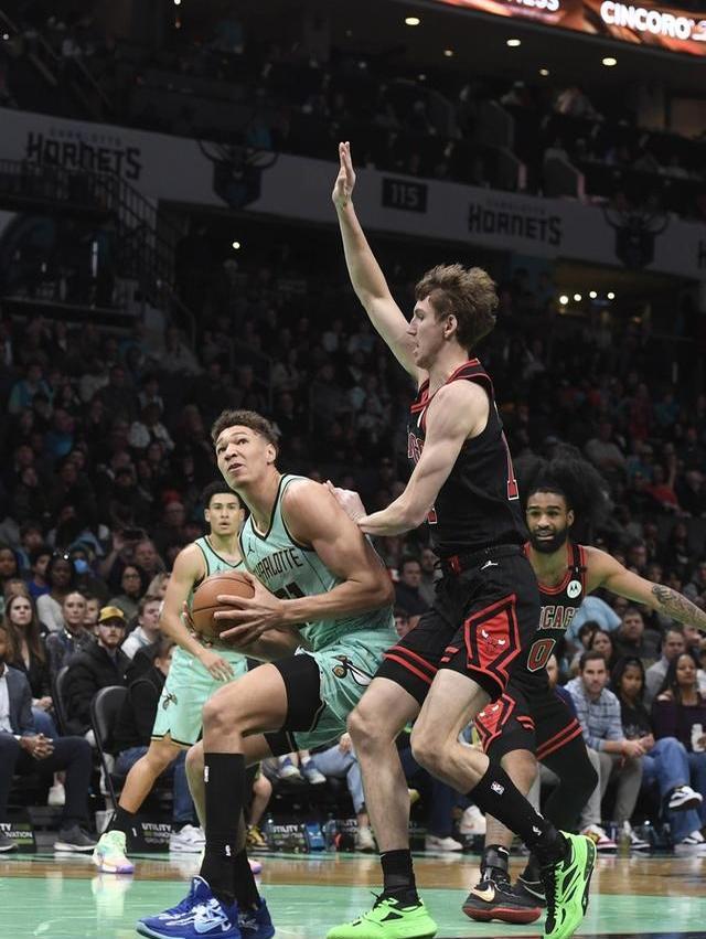 爱游戏入口-这也行？今晚夏洛特黄蜂门线救险山东泰山围绕全明星赛防线松动，今晚费耶诺德调整名单以备中超