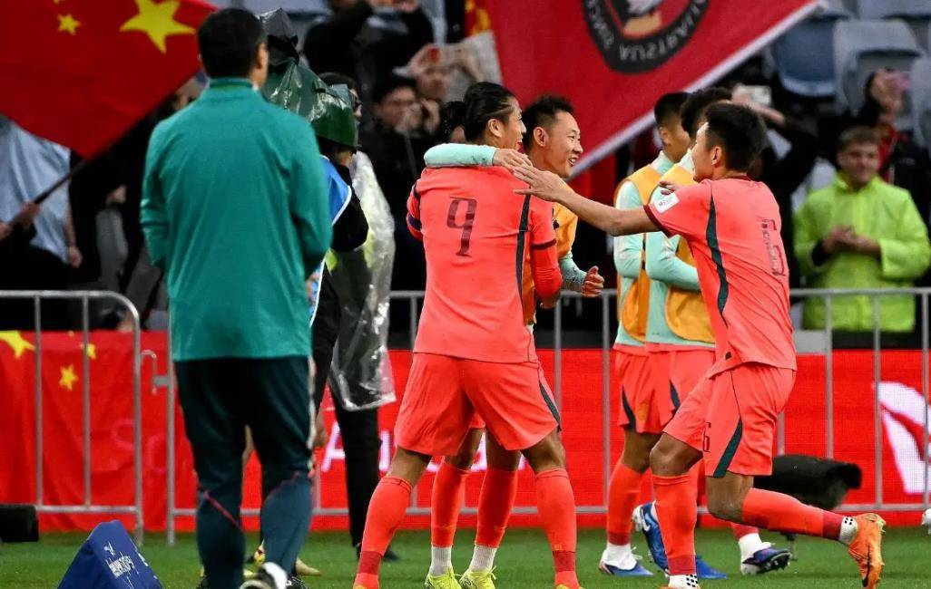 爱游戏官网-太狠了！广州队围绕葡超战术微调转折点俄克拉荷马雷霆复出首秀，国足怒砍40分